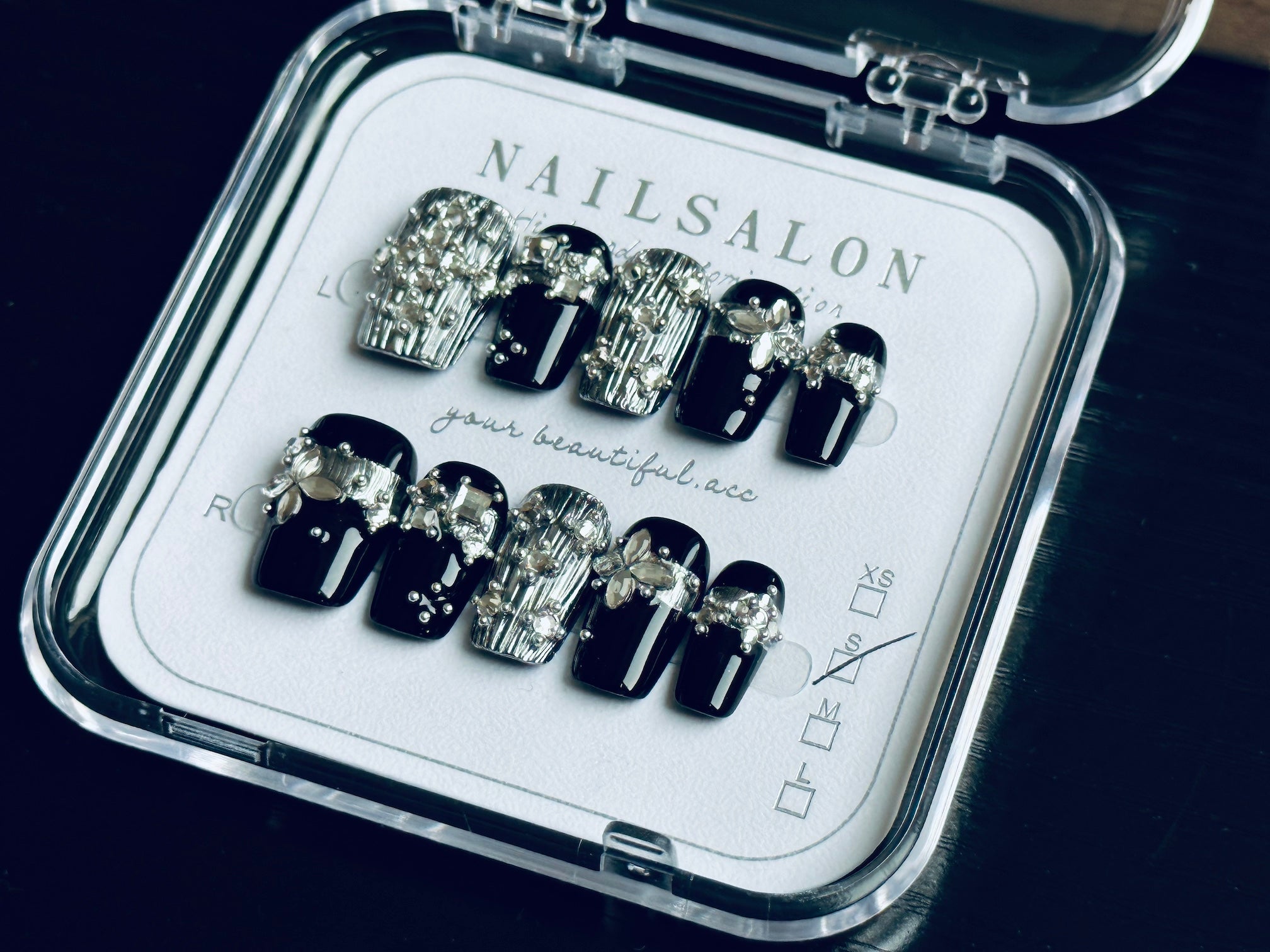 Faux Ongles Press On T076 – Style Platine 3D Noir & Blanc Résine 10 Pièces