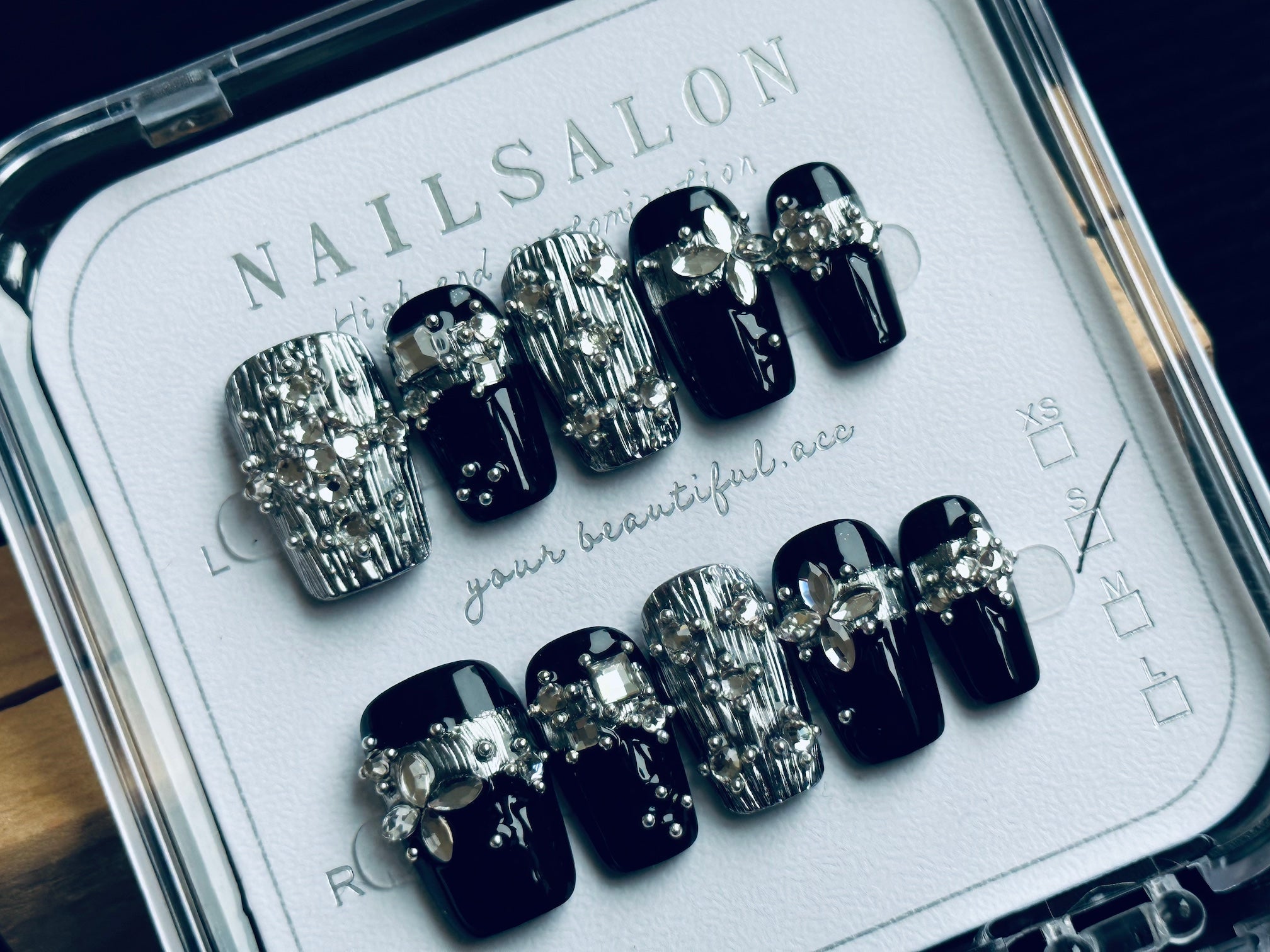 Faux Ongles Press On T076 – Style Platine 3D Noir & Blanc Résine 10 Pièces