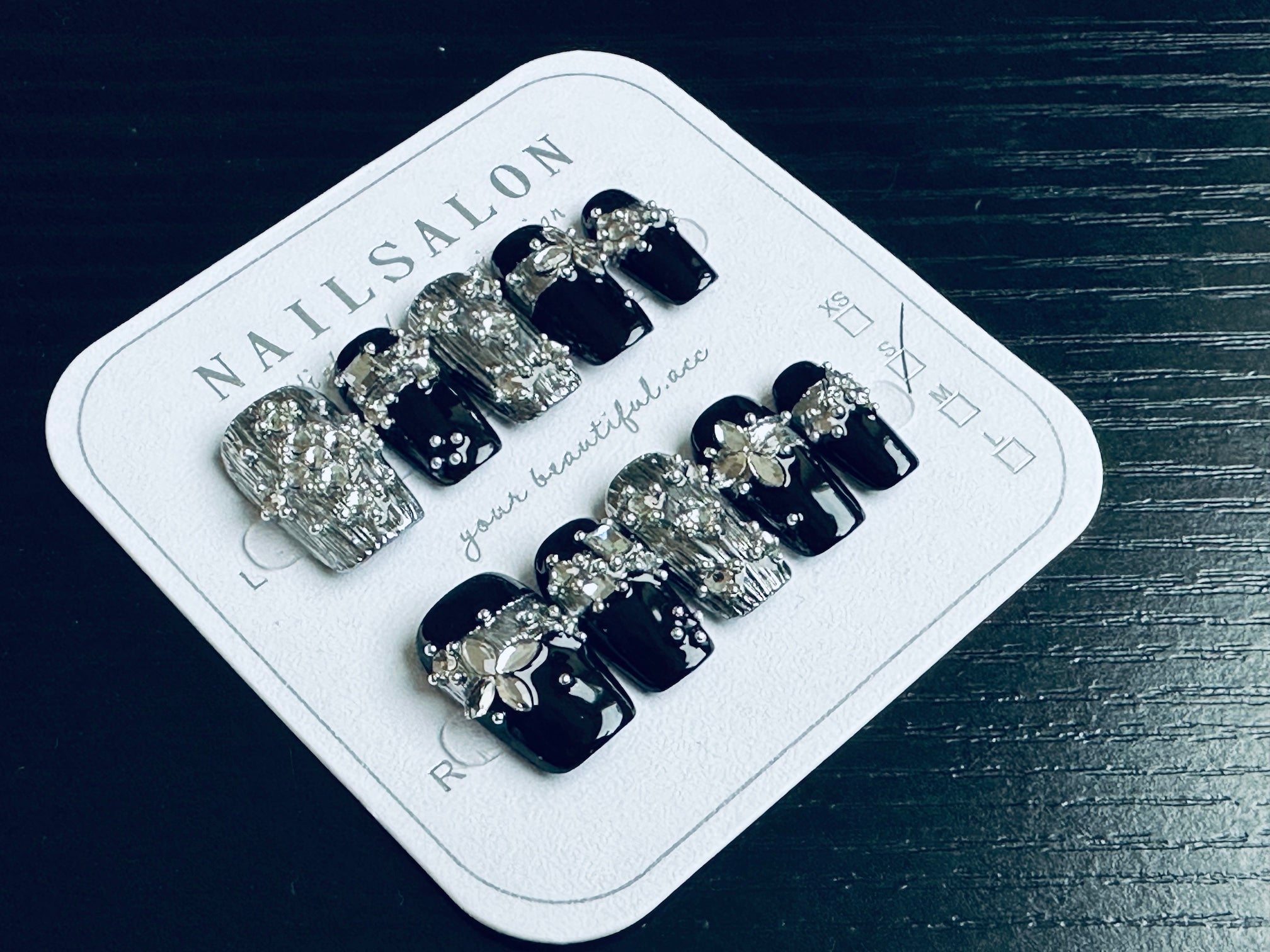 Faux Ongles Press On T076 – Style Platine 3D Noir & Blanc Résine 10 Pièces