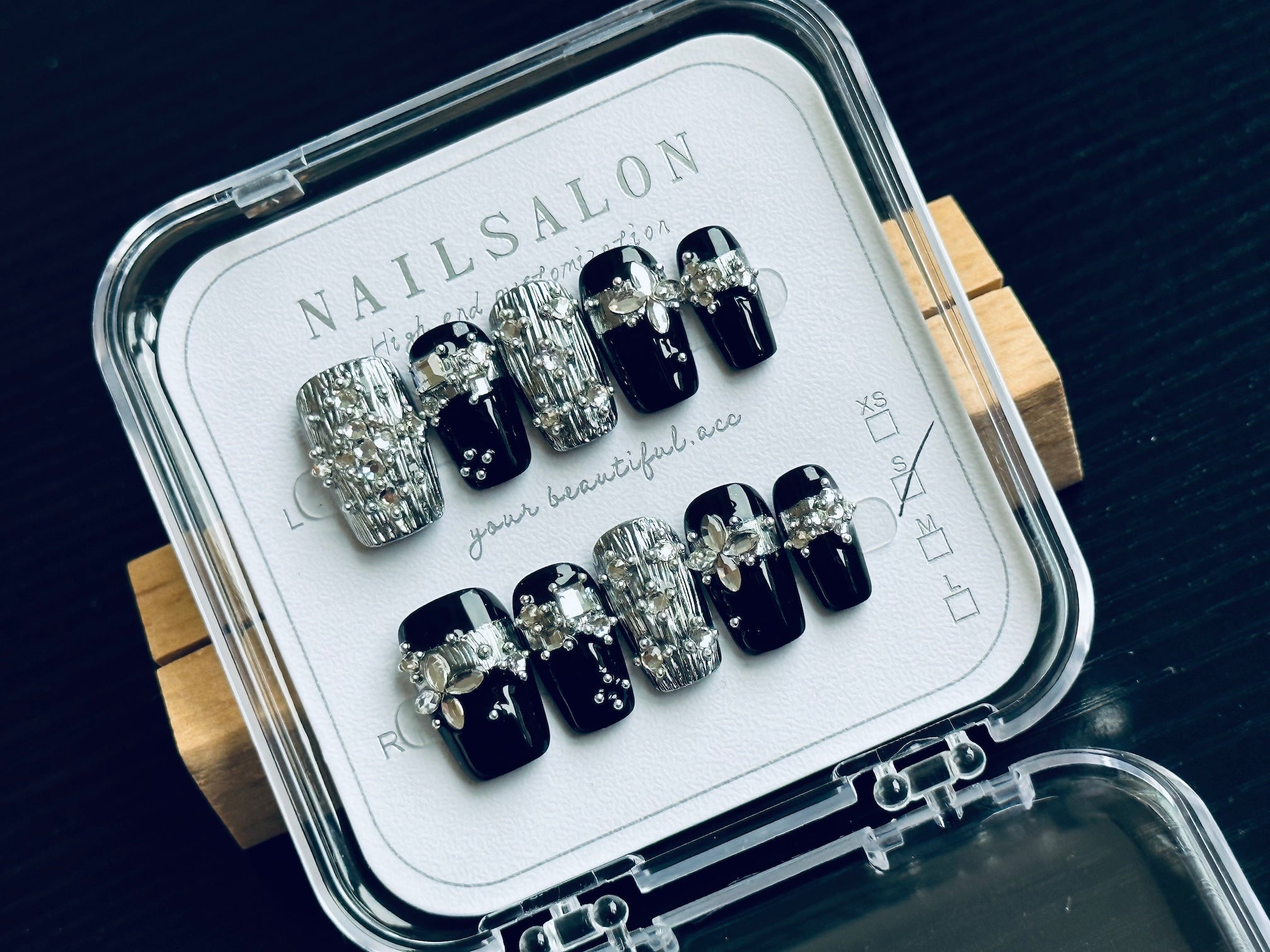 Faux Ongles Press On T076 – Style Platine 3D Noir & Blanc Résine 10 Pièces